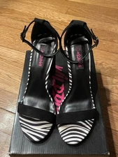 Wild Diva Sandals Womens 7.5 Ankle Straps Black Open Toe Casual Heeled Buckle