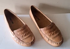 Minnetonka Women’s Tan Leather Loafers, Size 7 Slip On Comfort Shoes NWOT