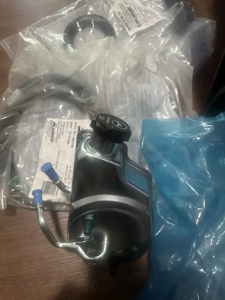 Bomba de dirección asistida Chevrolet Silverado C1500 con mangueras de alta y baja presión Foto 2 de 3