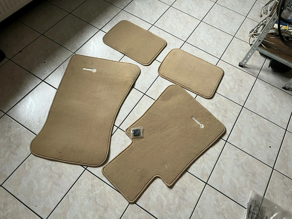 NEU NOS Original Mercedes W107 R107 C107 Fussmatten CREME L+R Floor Mats OEM - Bild 3 von 4