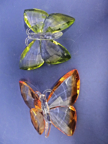 Par de mariposas acrílicas gruesas decoración de pared borde verde y naranja de 4" de alto - Imagen 2 de 8