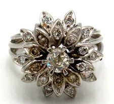 Anillo con racimo robusto en platino con diamantes
