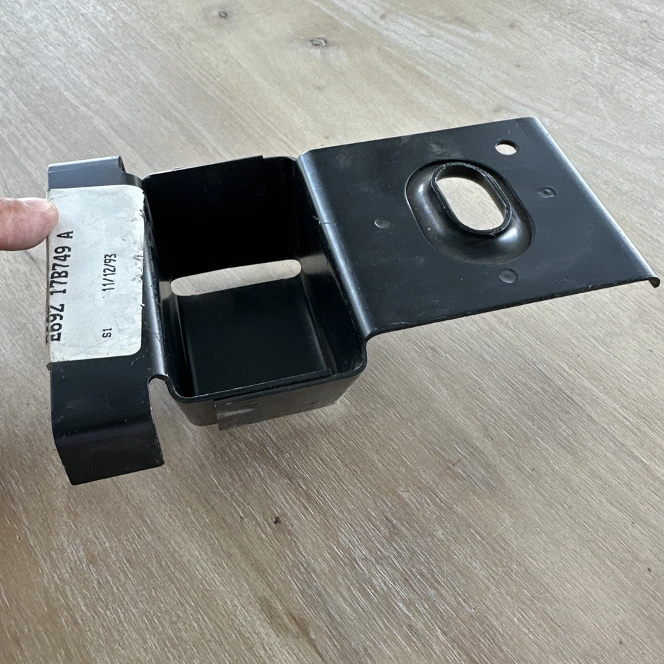 NOS 1986-1991 FORD AEROSTAR SUPORTE DE PARA-CHOQUE DIANTEIRO ASSY E69Z-17B749-A fabricante de equipamento original - Imagem 2 de 3