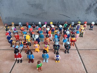 Lot de 63 Figurines PLAYMOBIL / différents thémes tailles et années