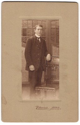 Fotografie Blesius, Hameln, Ostertorwall, Heranwachsender im Anzug 