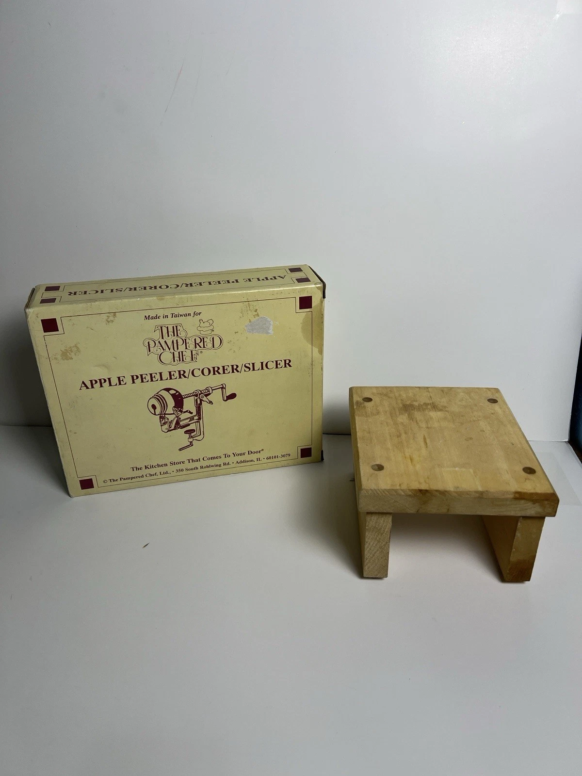 Pampered Chef Apple Peeler Corer Slicer #2430 With Wooden Corner Stand #2435
