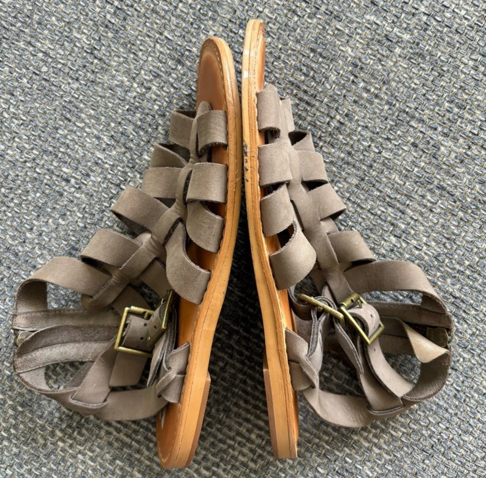 BP. Sandalia Britt Gladiator, Cuero Taupe, Mujer Talla 6 M Foto 3 de 4