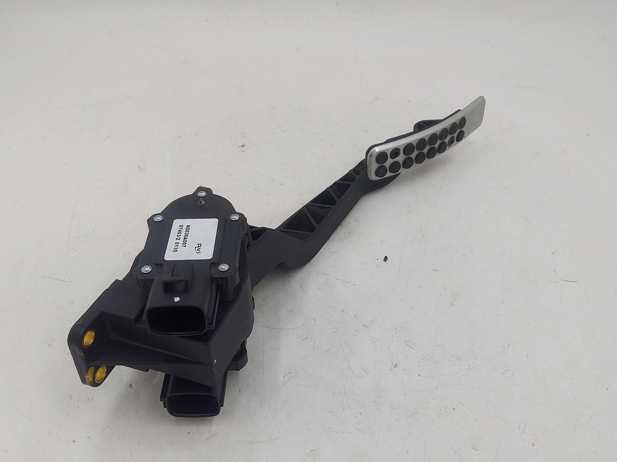 2008 ASTON MARTIN V8 VANTAGE ACCELERATOR GAS PEDAL 6G33