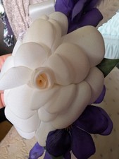 Prendedores vintage de flor de seda Gardenia Coursage años 80 en la parte posterior, tallo envuelto con encaje