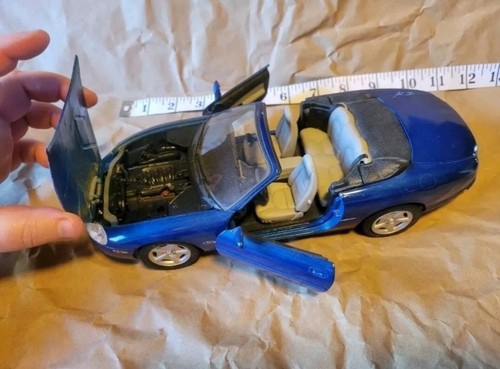 Maisto Blue Die-cast Jaguar XK 8 car with imperfections 1:18 - Bild 4 von 6