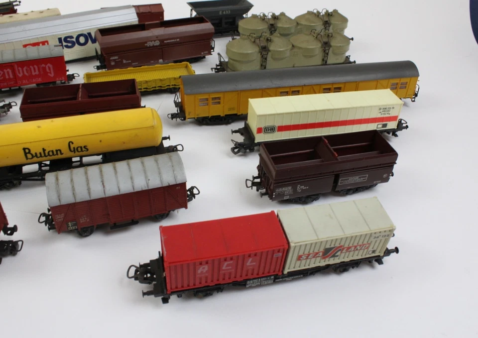 Bundle of 23 Freight Cars Various Manufacturer for hobbyists (455-30 H3) - Image 4 of 4