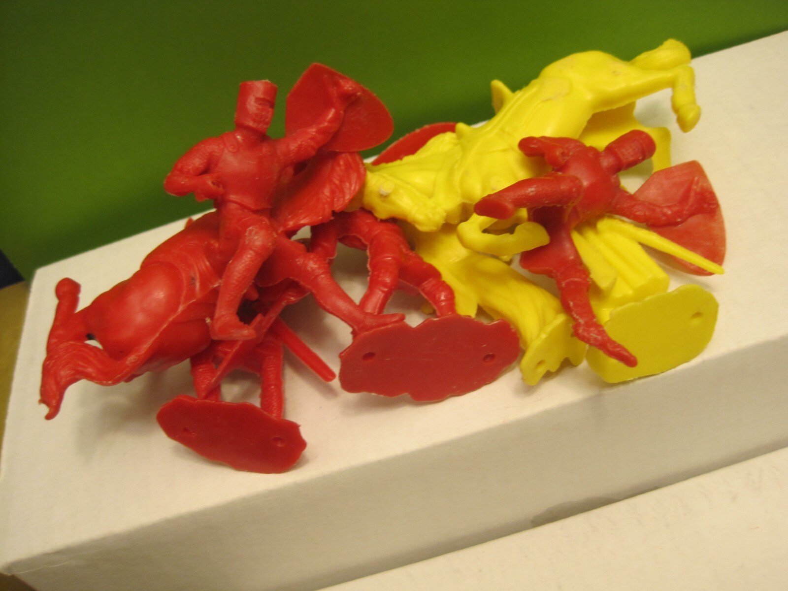 IDEAL VINTAGE CASTLE PLAYSET KNIGHTS HORSE 70MM RED YELLOW PLASTIC TOY