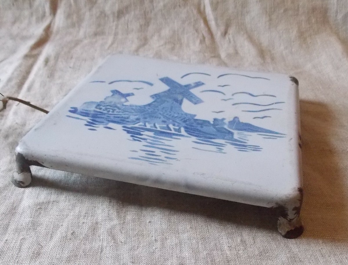 ANCIEN DESSOUS de PLAT TÔLE émaillée décor vieux TACOTS fin XIXe début