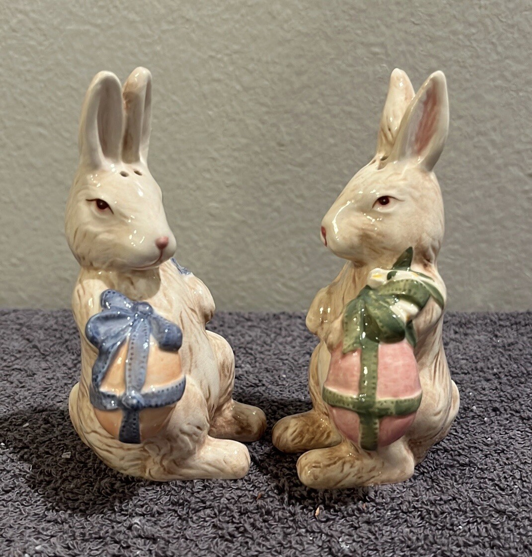 NIB Harry and David Easter Bunny Salt & Pepper Shakers