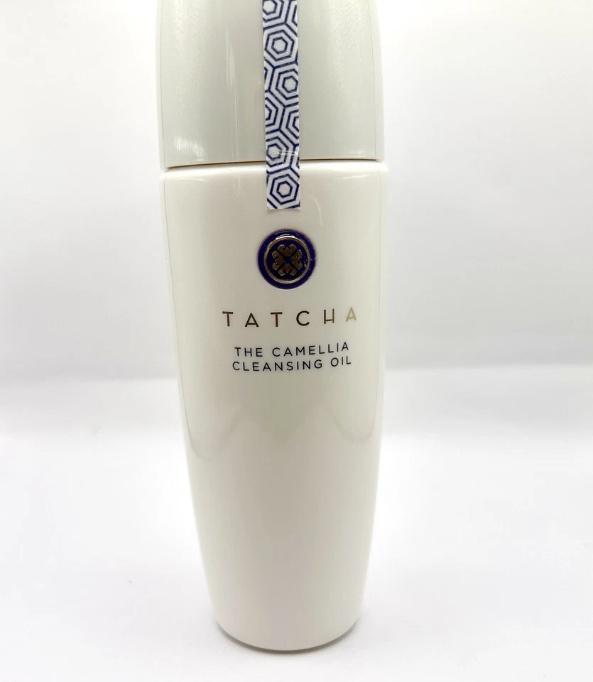 Aceite limpiador de camelia Tatcha: desmaquillante y limpiador facial 2 en 1 (5,0 fl oz) Foto 2 de 4
