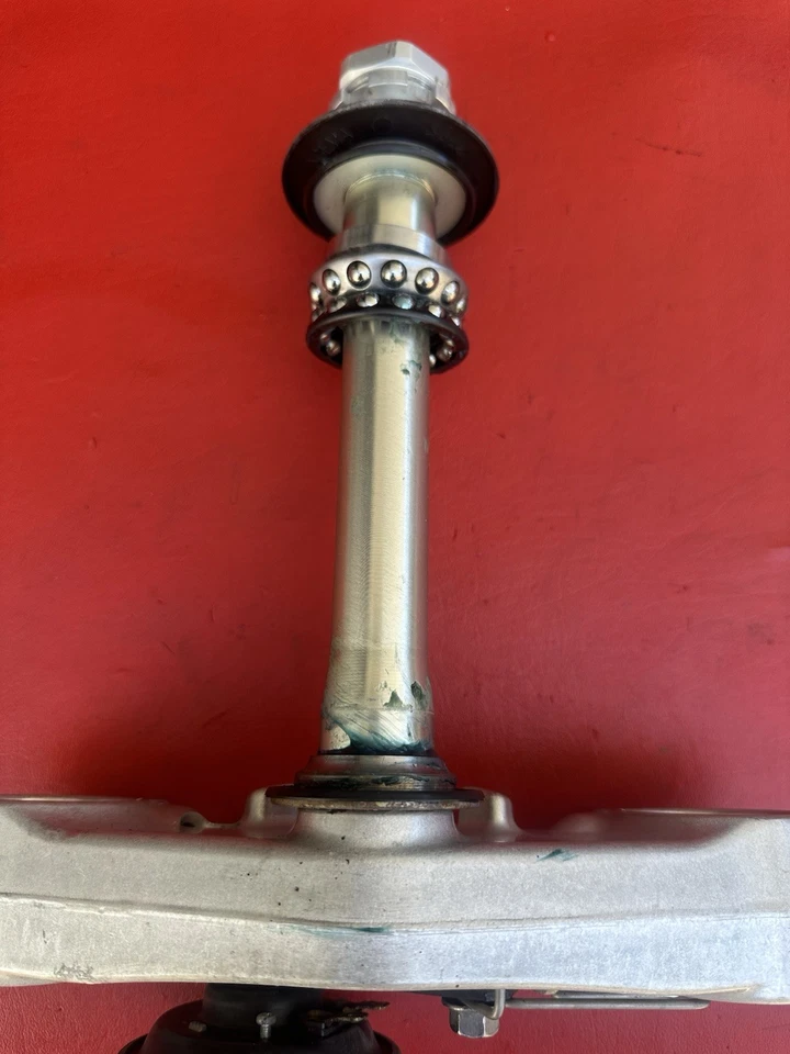 Triumph Daytona 675 2009 2010 2011 OEM abrazadera de árbol triple inferior recta T2044130 Foto 4 de 4