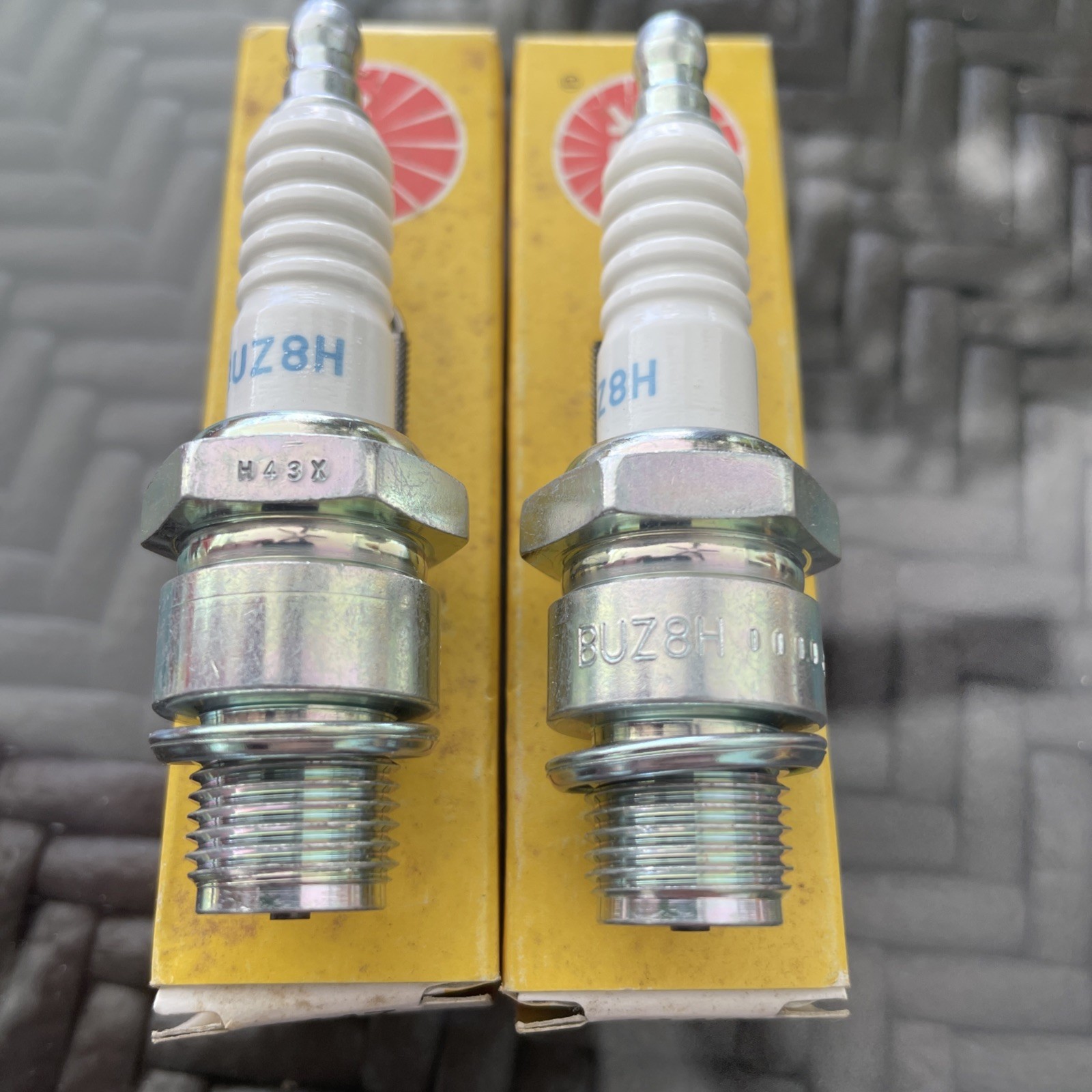 NGK BUZ8H / 7447 spark plug pack of 2