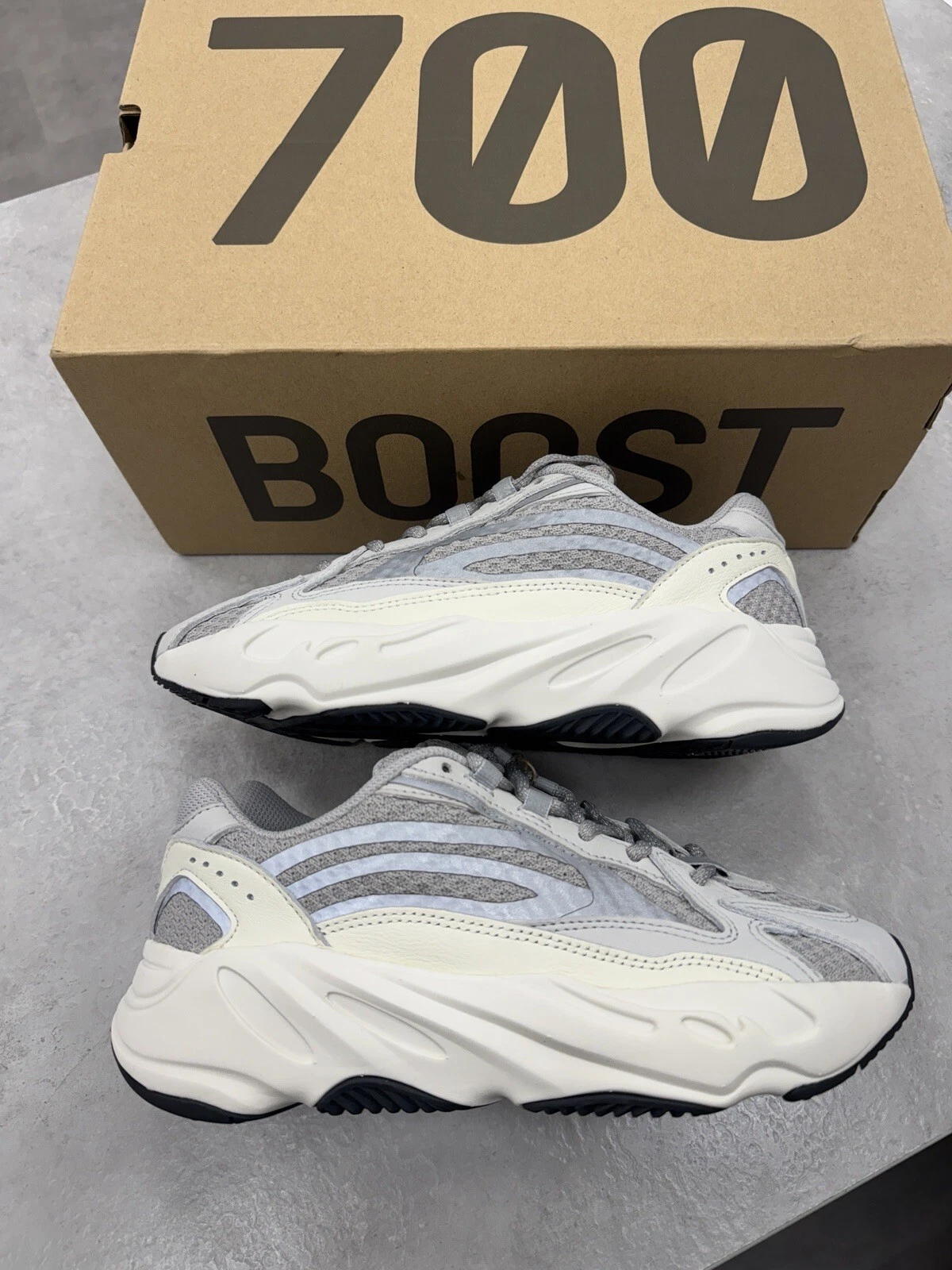 Adidas Yeezy 700 V2 statiche taglia UK4.5
