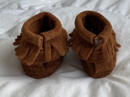 Minnetonka braun Fransen Riley Baby Bootie Wildleder Mokassin Größe 2 - Bild 4 von 8