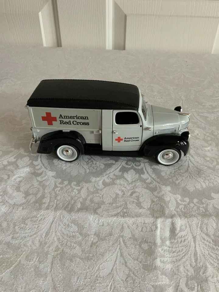 Camión de reparto Dodge Canopy 1941 de la Cruz Roja de Ergo Collectibles, 1:25 Foto 3 de 4