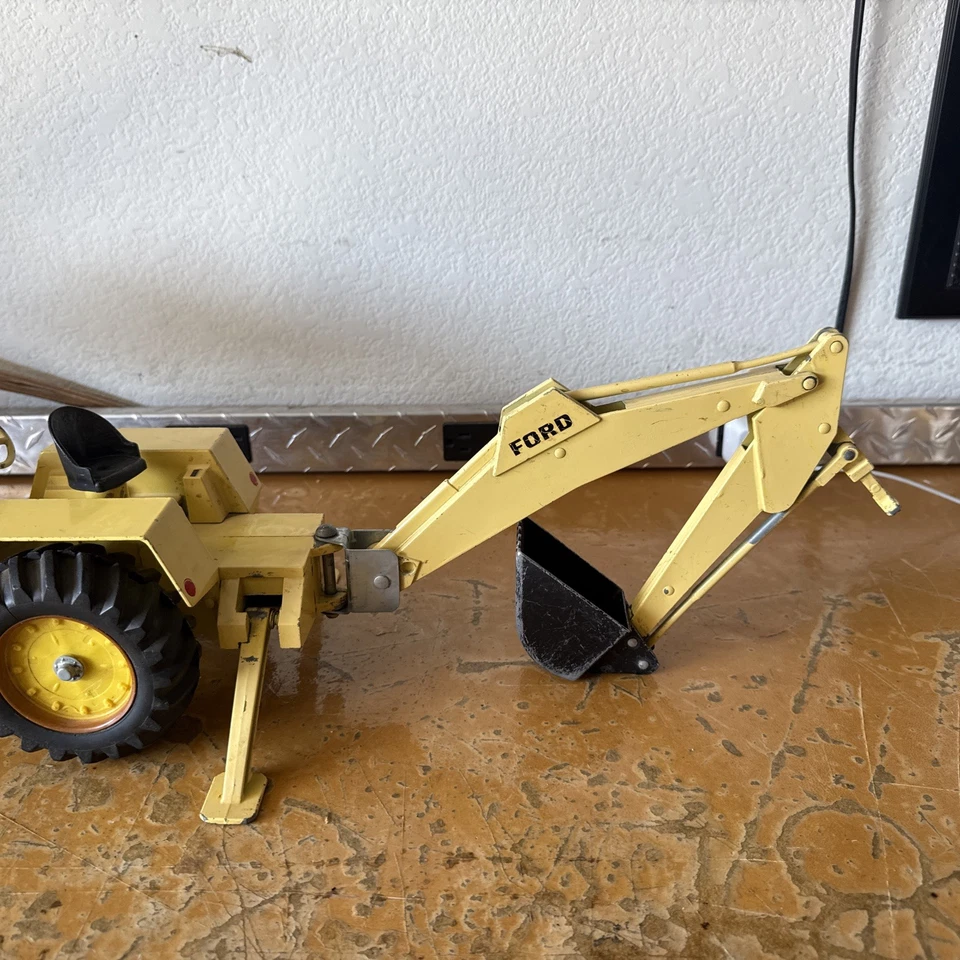 ERTL Vintage 1/22 Scale Diecast Ford 7500 Backhoe Loader Tractor Excavator - Image 4 of 4