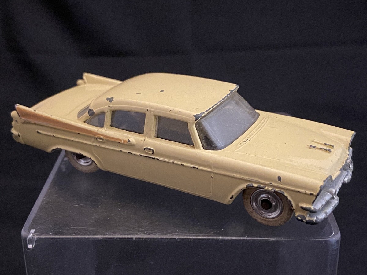Dinky Toys dodge royal sedan. N° 191. Vert pale. Made in England. Avec sa boite - Collection