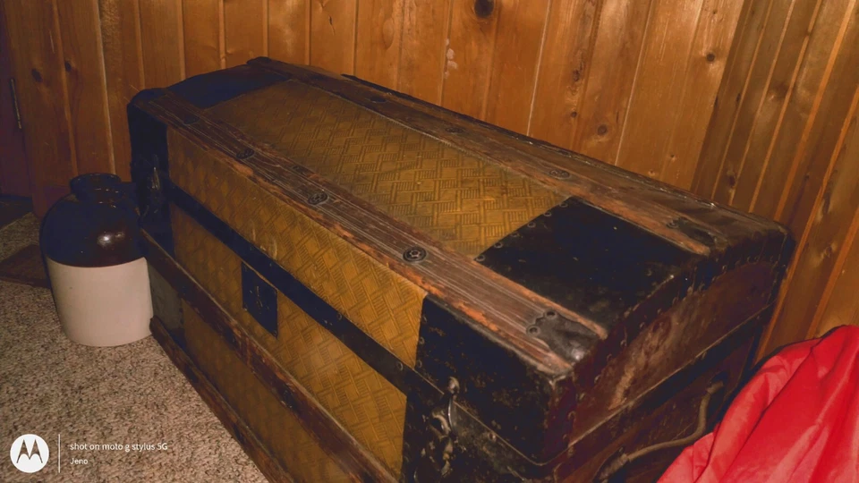 19c. BAÚL VAPORERO DE HOJALATA PRENSADO SUPERIOR CÚPULA ANTIGUA GRANDE, TODO ORIGINAL Foto 2 de 4