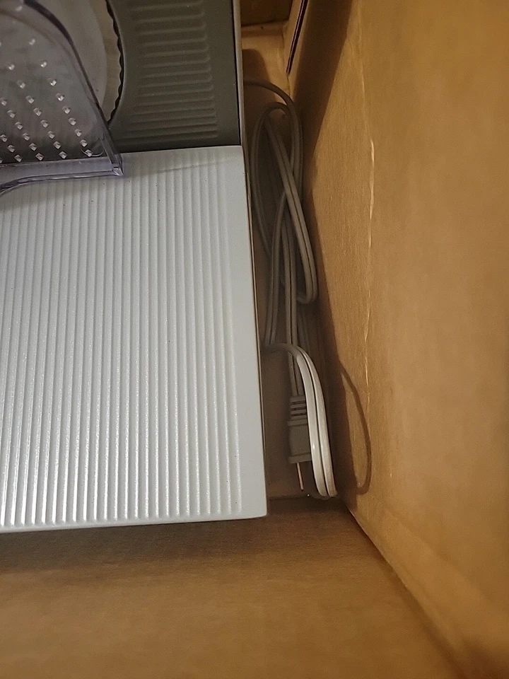 "Cortadora de alimentos Nesco FS-120T con soporte inclinable cuerpo de aluminio fundido hoja de 6,75"" con bandeja" Foto 2 de 4