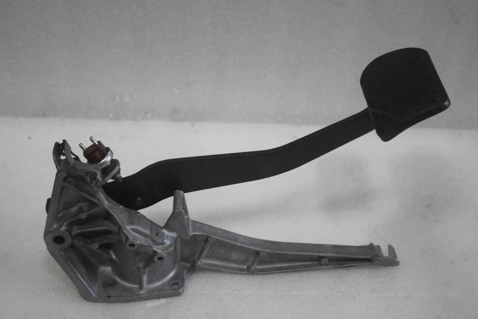 Pedal de freno Mercedes 300SD W126 1981 1982 1983 1984 1985 Foto 3 de 4