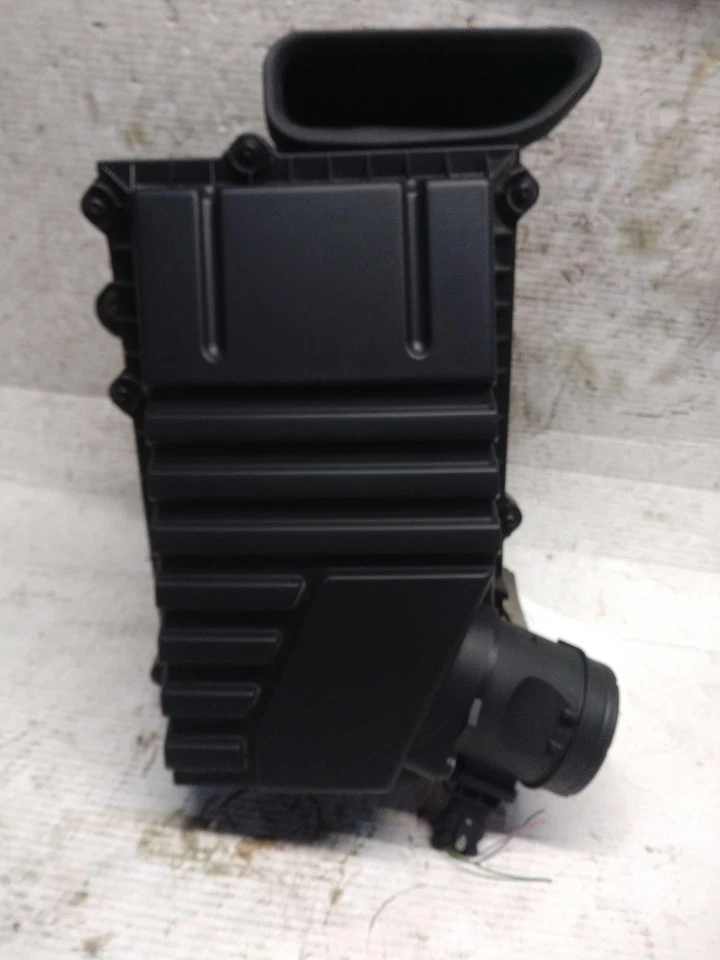 Used Air Cleaner Assembly fits: 2015 Volkswagen Passat 3.6 Grade A - image 2 of 4