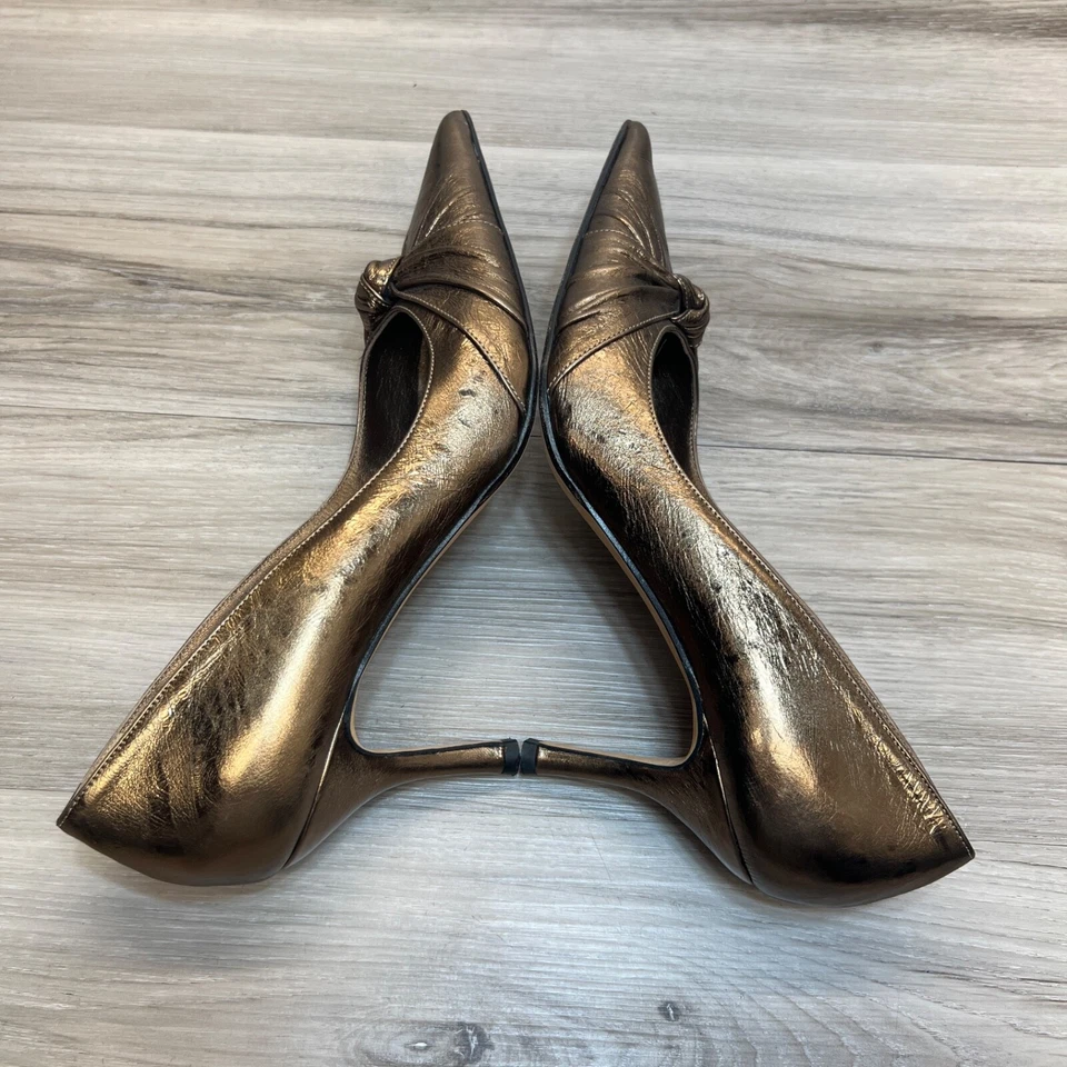 Bomba de couro Versani feminina tamanho 9,5B biqueira pontiaguda bronze feita na Itália - Imagem 2 de 4