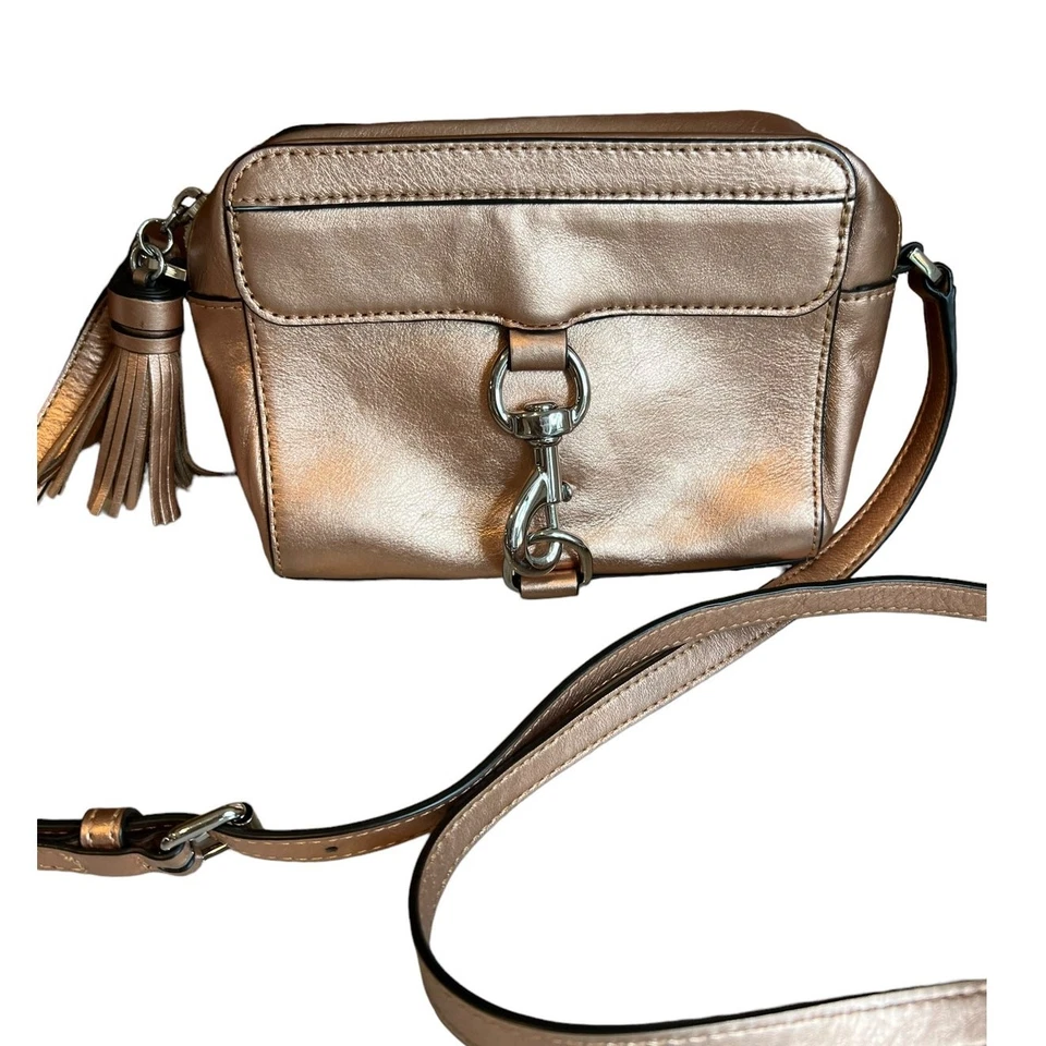 Bolso para cámara Rebecca Minkoff MAB metálico dorado rosa Foto 2 de 4