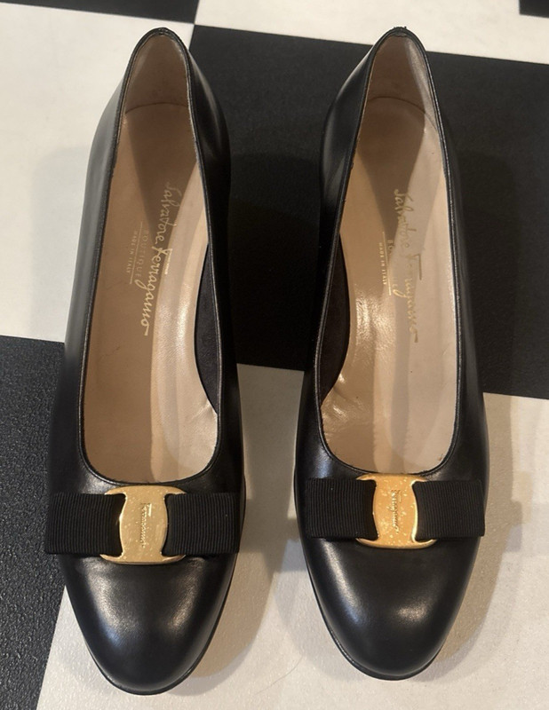 Gorgeous Salvatore Ferragamo Vara Lillaz Bow Black Leather Pump Shoes Sz 9B