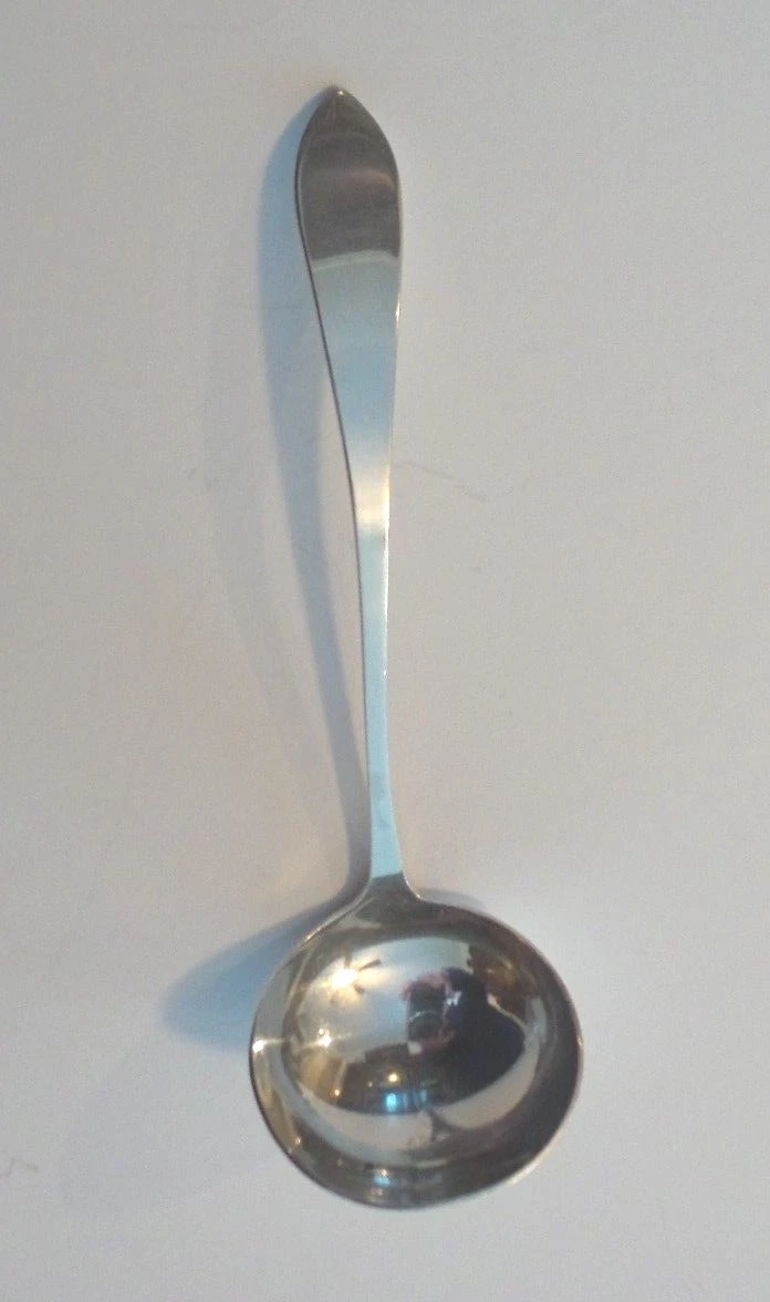 NICE ELEGANT STERLING SILVER SAUCE LADLE, 20 grams