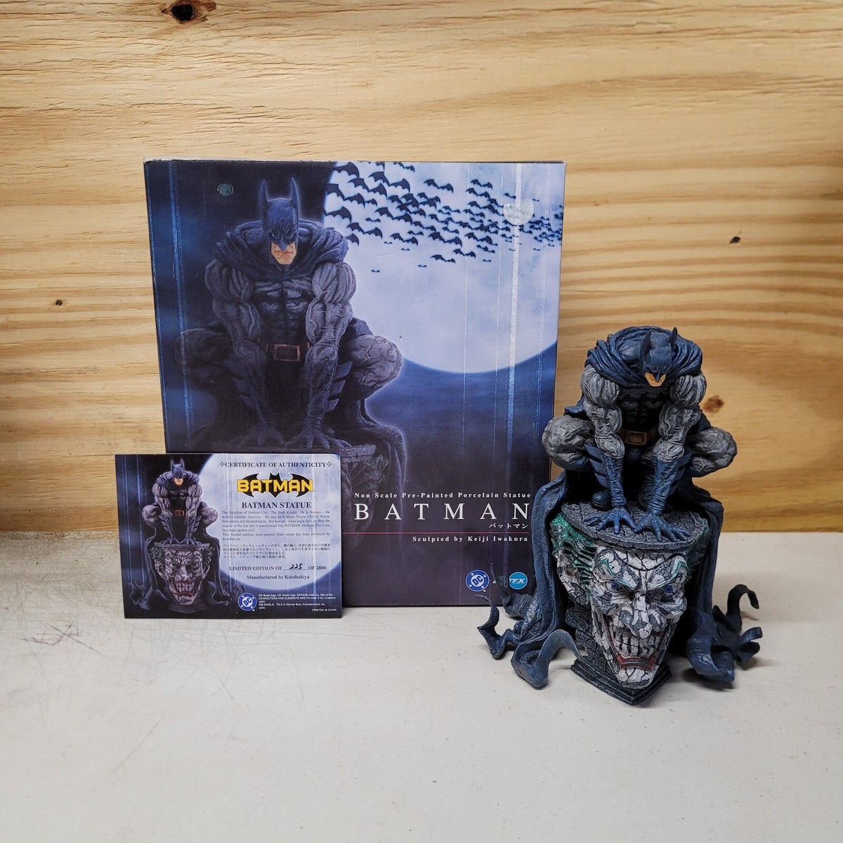 Batman on Joker Gargoyle Statue Kotobukiya ArtFX DC Comics