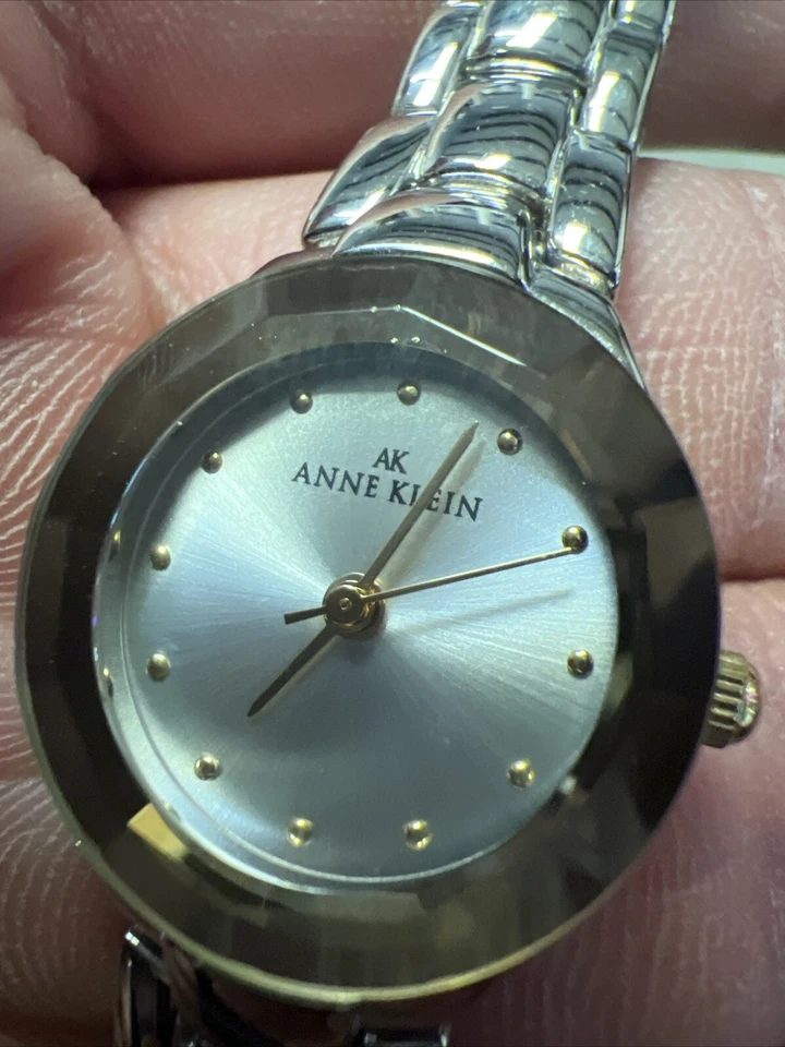 Reloj Anne Klein 10/7425 V121E Silvertone y correa metálica. Foto 4 de 4