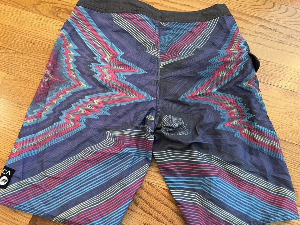 Pantalones Cortos de Natación RVCA Kelsey Brookes Serie Artista Geométricos Para Hombre Talla 30 Retro Surf Foto 3 de 4