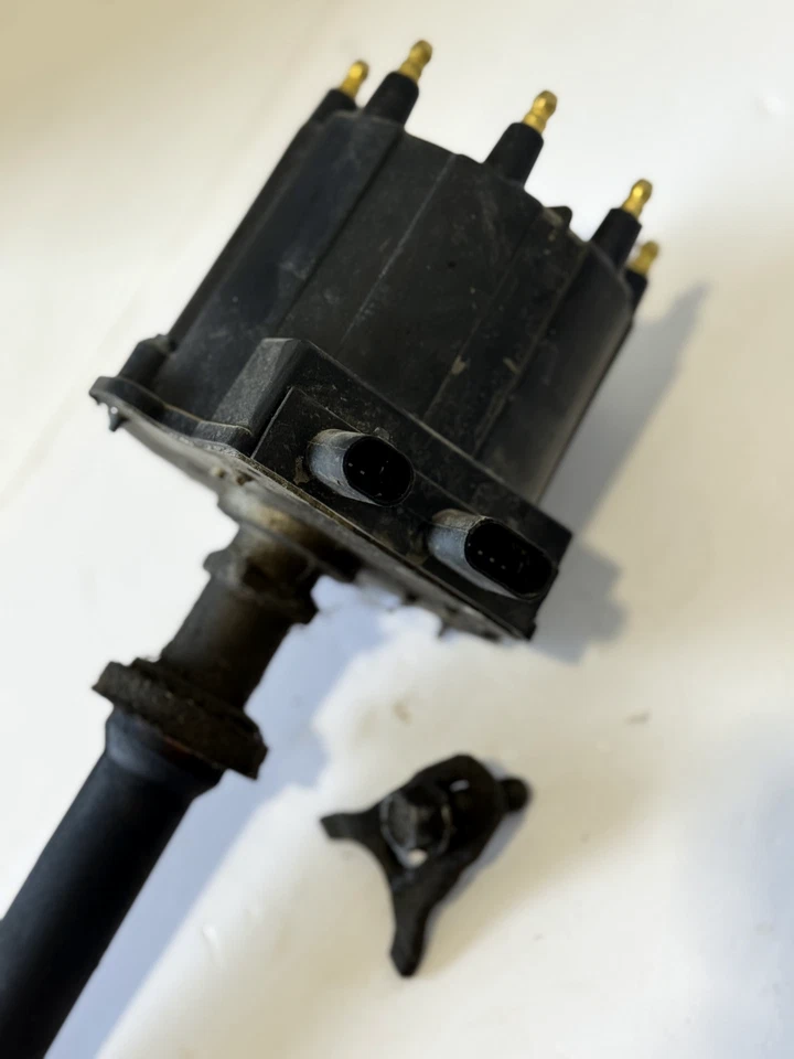 1991 GMC C1500 305 ENGINE TBI DISTRIBUTOR AND CAP AND HOLD DOWN USED OEM - Image 4 of 4