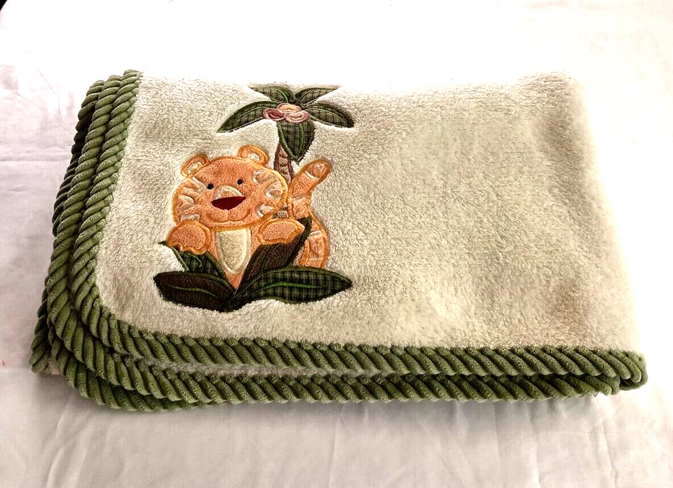 MANTA BEBÉ NOJO APLIQUE TIGRE PALMERA CREMA CON RIBETE VERDE SUAVE POLAR Foto 3 de 4