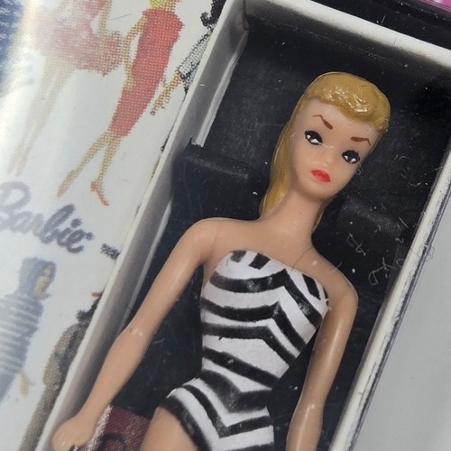VINTAGE MINIATURE RE-CREATION 1959 BARBIE BROOCH DOLL IN BOX WOMEN JEWELRY RARE - Picture 13 of 13
