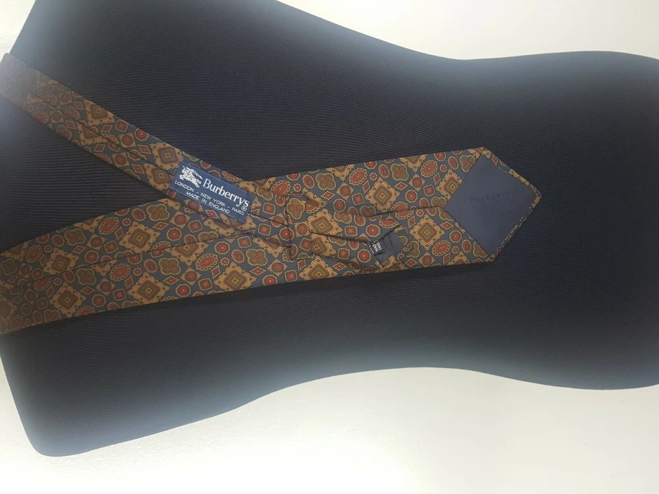 Corbata BURBERRYS' Vintage Hecha en Inglaterra 100% Seda Pura 3 1/2 x 59" Casi Como Nueva Foto 2 de 4