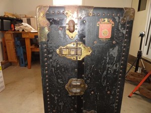 wheary burge cushioned top wardrobe trunk