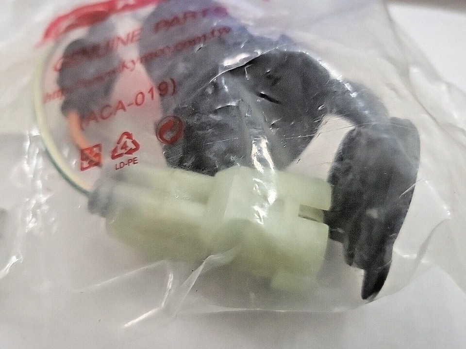 Nuevo OEM Kymco Downtown 12v DC Socket 31601-LEA7-E00 Foto 4 de 4