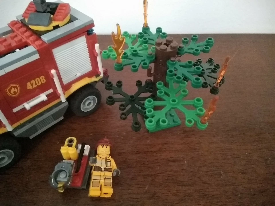 LEGO City 4208 4x4 Fire Truck, foto 3 di 5