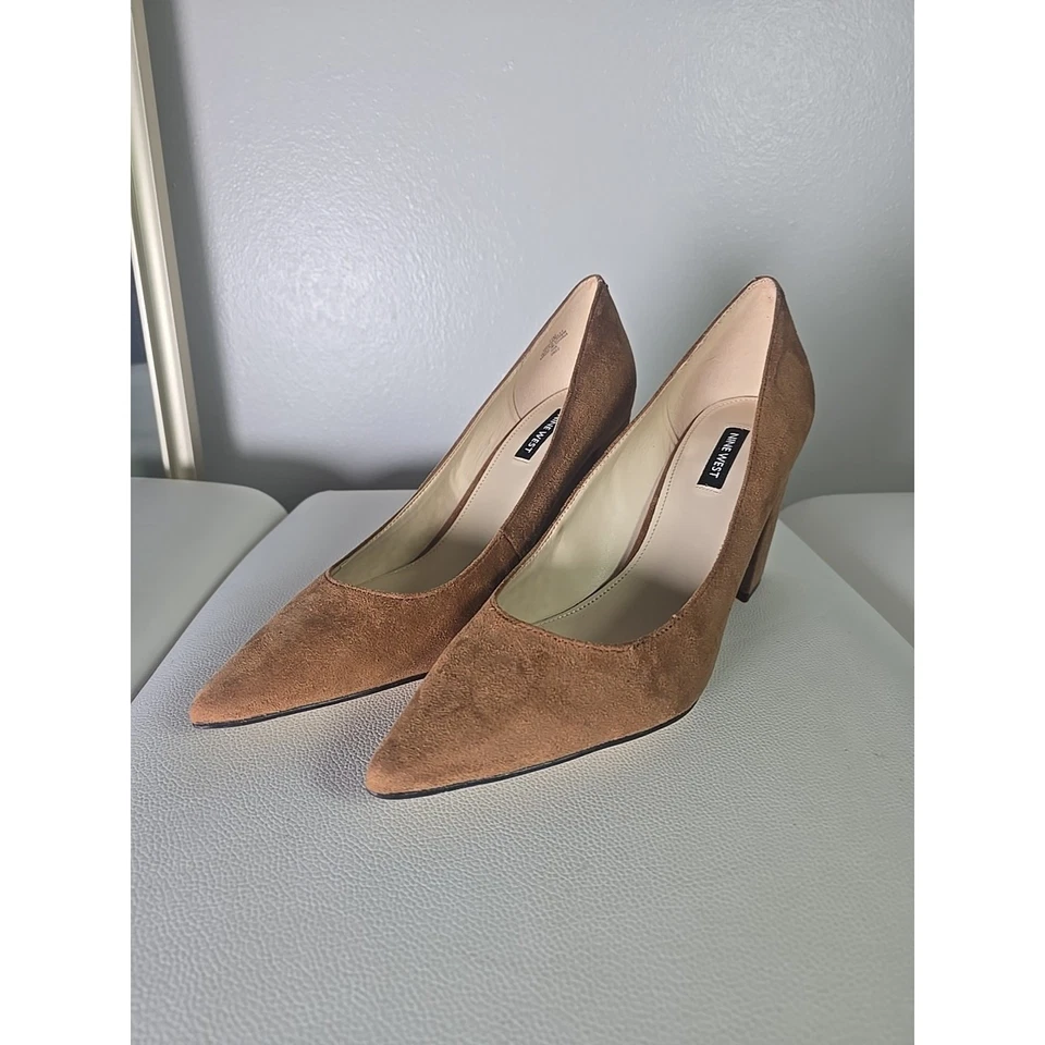 Bomba de Gamuza Nine West 11M Oficina Baddie Tostado Tacón Alto Marrón Fiesta Vacaciones Glamour Foto 2 de 4