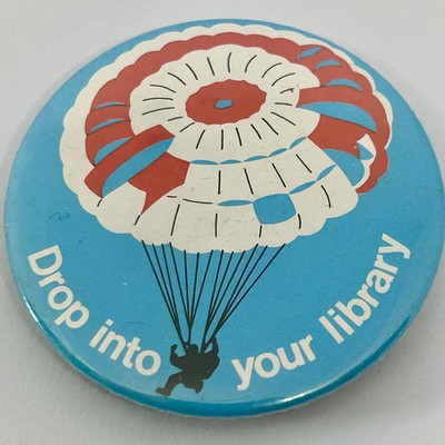 Drop Into Your Library Fallschirmspringer Schule Lesekampagne Vintage Abzeichen