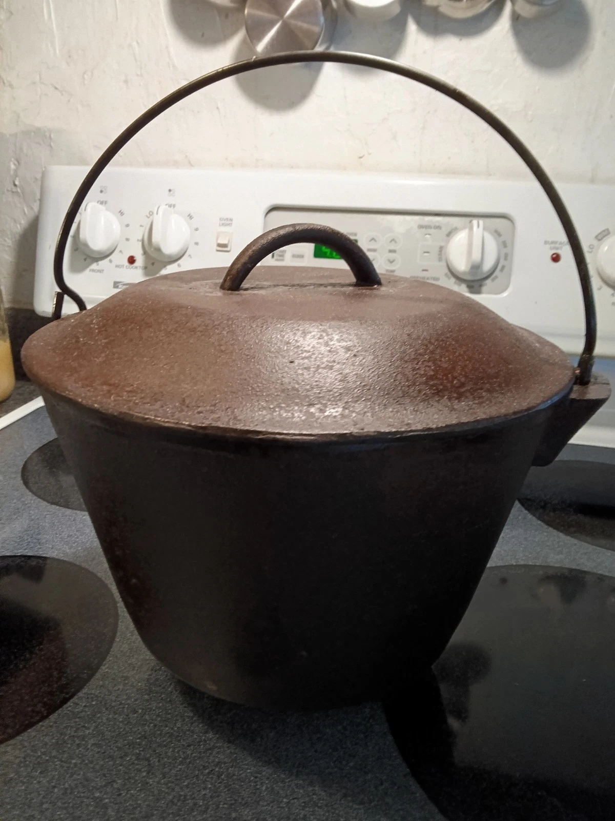 Lodge cast iron vintage 3 legged bean pot with lid
Opens in a new window or tab