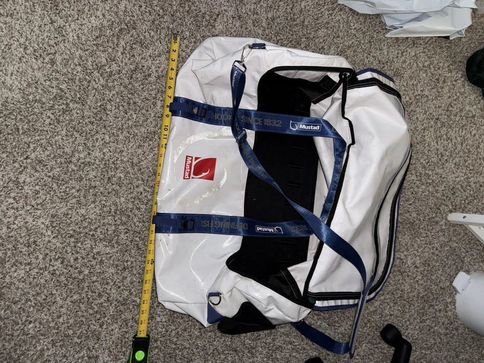 Mustad 30” x 13,5” Barco Bolsa Seca 90L Equipo de Pesca Estilo de Vida Blanco y Azul Foto 4 de 4