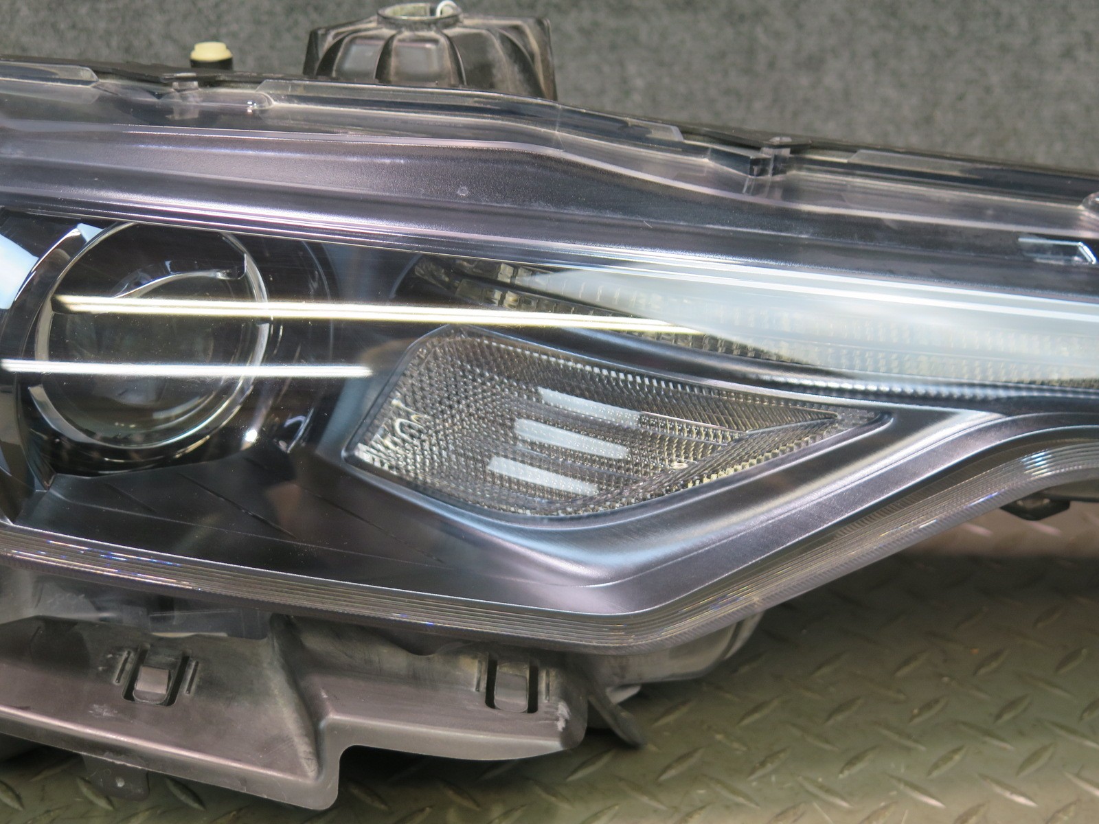 2017-2020 MASERATI LEVANTE M161 FRONT RIGHT AFS XENON HID HEADLIGHT LAMP