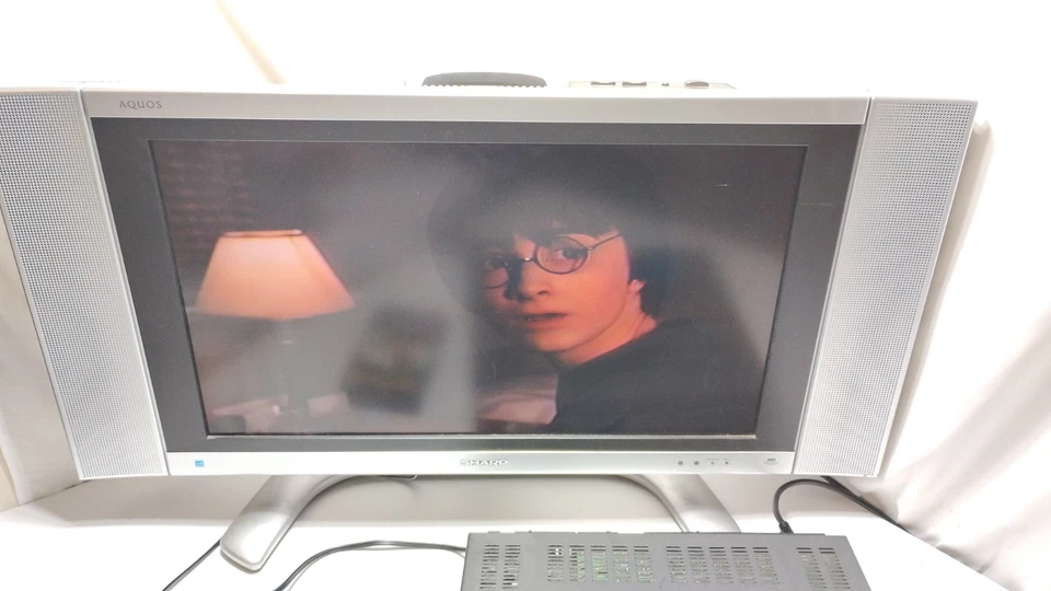 SHARP AQUOS LCD 26" TV 📺 LC-32DA5U w/REMOTE HDMI A/V JACKS RETRO GAMING TESTED - Image 3 of 4